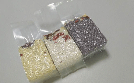 真空包裝袋為增加其性能通常采用多種材質(zhì)復(fù)合而成，常見(jiàn)的復(fù)合方法有：干法復(fù)合、擠出復(fù)合、共擠出復(fù)合、無(wú)溶劑復(fù)合、涂布復(fù)合、蒸鍍復(fù)合、熱熔膠復(fù)合等。其中干法復(fù)合是國(guó)內(nèi)復(fù)合真空包裝袋材料生產(chǎn)中應(yīng)用較為廣泛的，那么，真空包裝袋為什么大多采用干法復(fù)合？